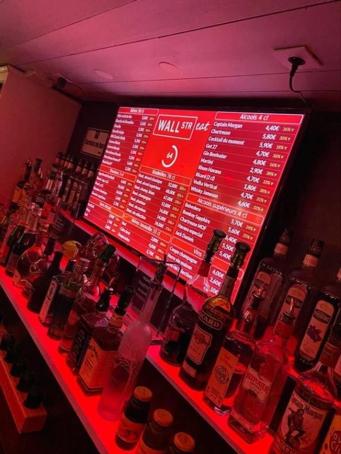 Écran prix boissons : Écrans affichant les prix des boissons au WallStreet