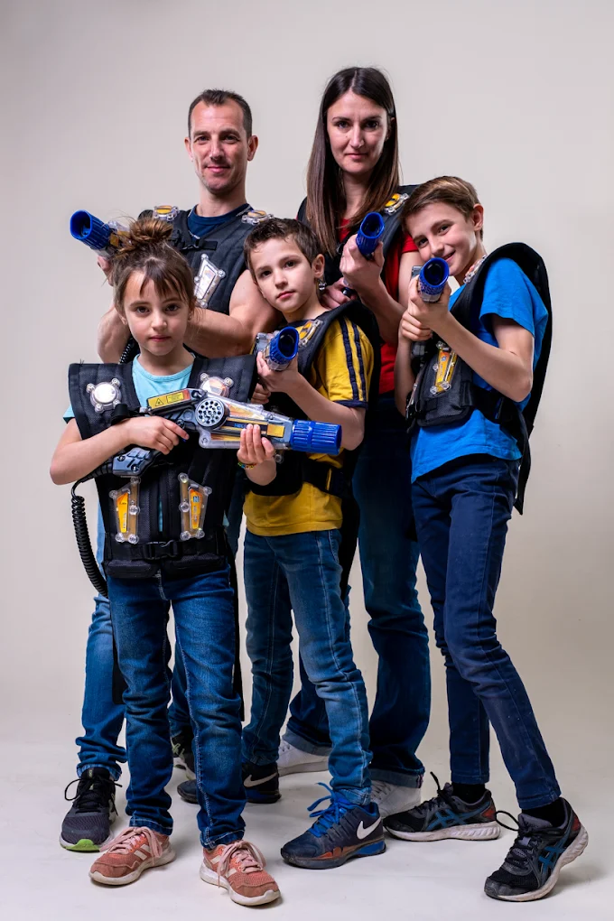 Groupe laser game : Groupe d’amis jouant au laser game Bourgoin
