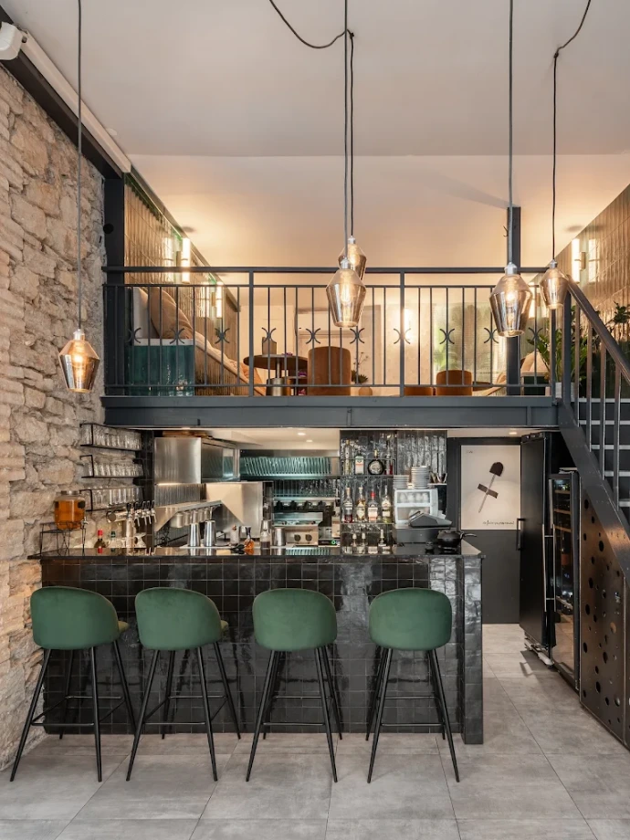 Bar L’Un des Trois : Intérieur du restaurant L’Un des Trois à Grenoble