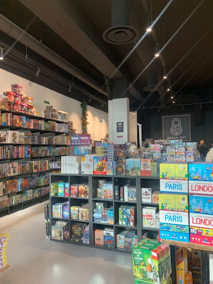 Boutique jeux société Grenoble : rayons de jeux chez Breakout Grenoble